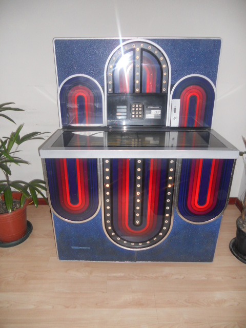 GAMIFICATION-1977-SEEBURG-JUKE-BOX-MODEL-STD4-MARDI-GRAS12d68e491d0039c3.jpg