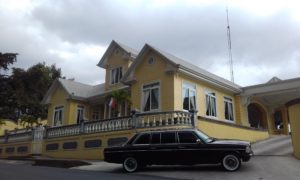 YELLOW-MANSION-Restaurante-Casa-Grande-Heredia-AND-A-LIMOUSINE.-COSTA-RICA-MERCEDES-TOURS.-300x180d819d5561d46c394.jpg