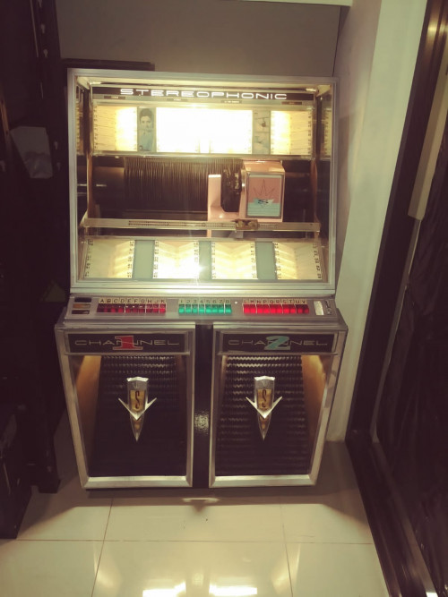 COSTA-RICAS-CALL-CENTER-has-a-1959-SEEBURG-222-JUKEBOX-637475edcb746571.jpg