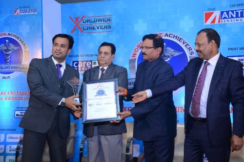 Dr.DebrajShome-Receiving-award.ef3ddfc768b69a64.jpg